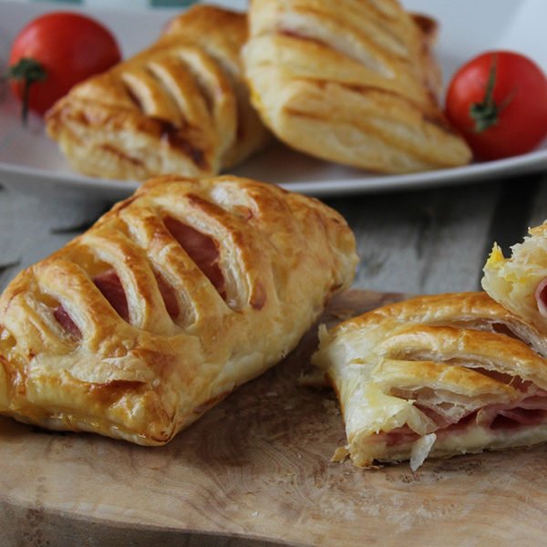 Salatoni - sfoglie ripiene di prosciutto e formaggio - cad